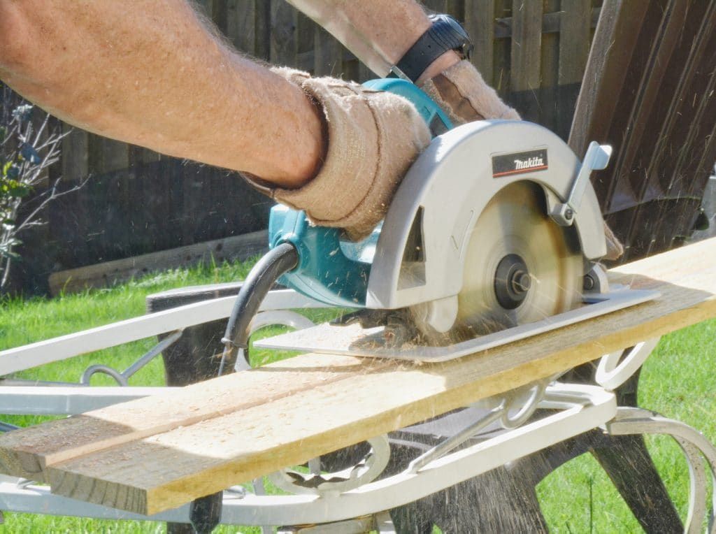 A saw: jigsaw or circular